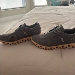 On Cloud women’s sneakers worn once